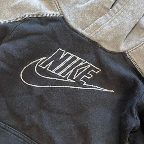 Nike Boys Youth Pullover Hoodie Logo Embroidered Black Gray Size L 6-7 Years Old - Picture 2 of 8